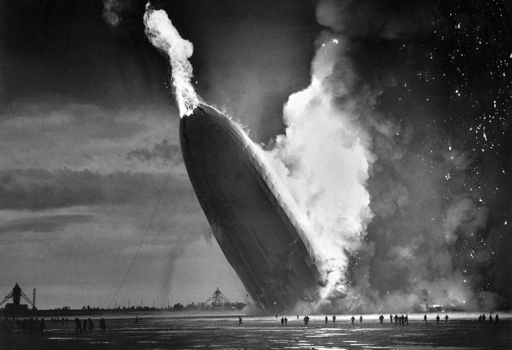 Der brennende Zeppelin stürzt fast senkrecht auf die Erde