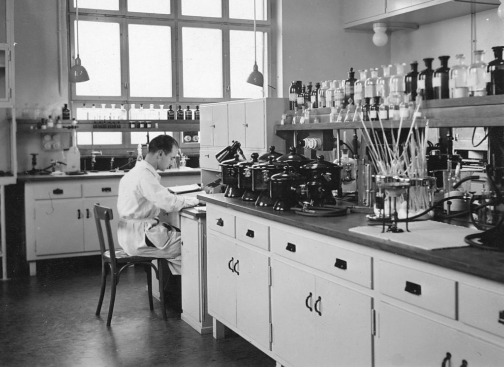 Albert Hofmann tüftelt in seinem Chemielabor in Basel – hier entdeckte er das LSD.