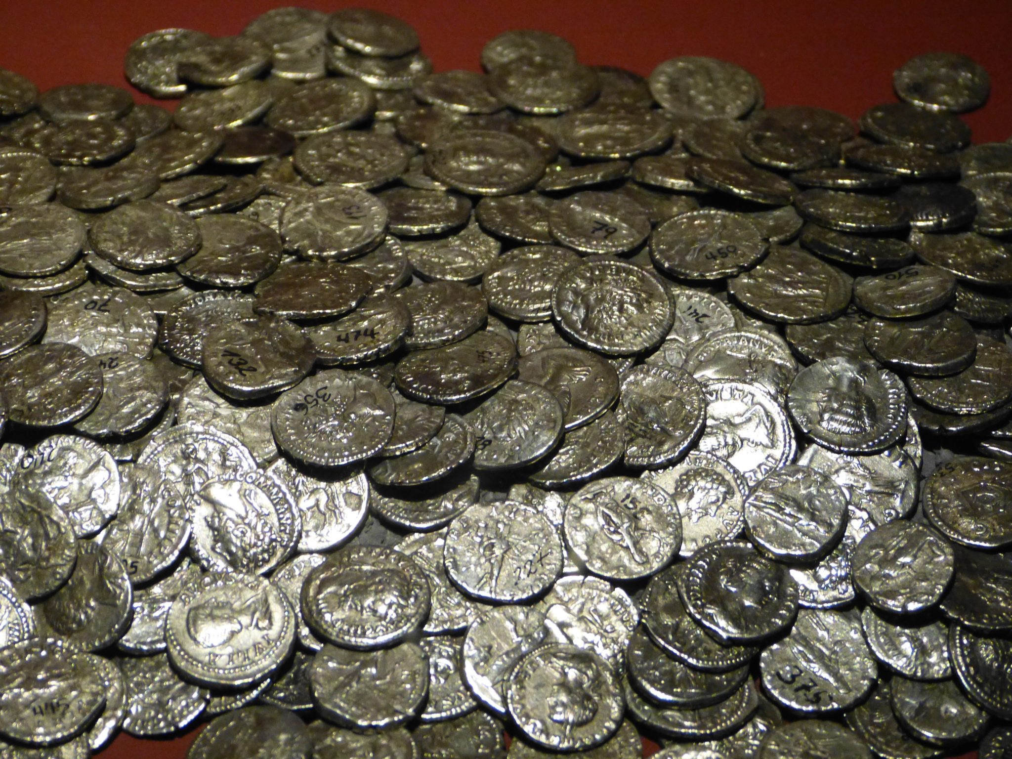 Ein Haufen antiker Münzen aus dem alten Rom.