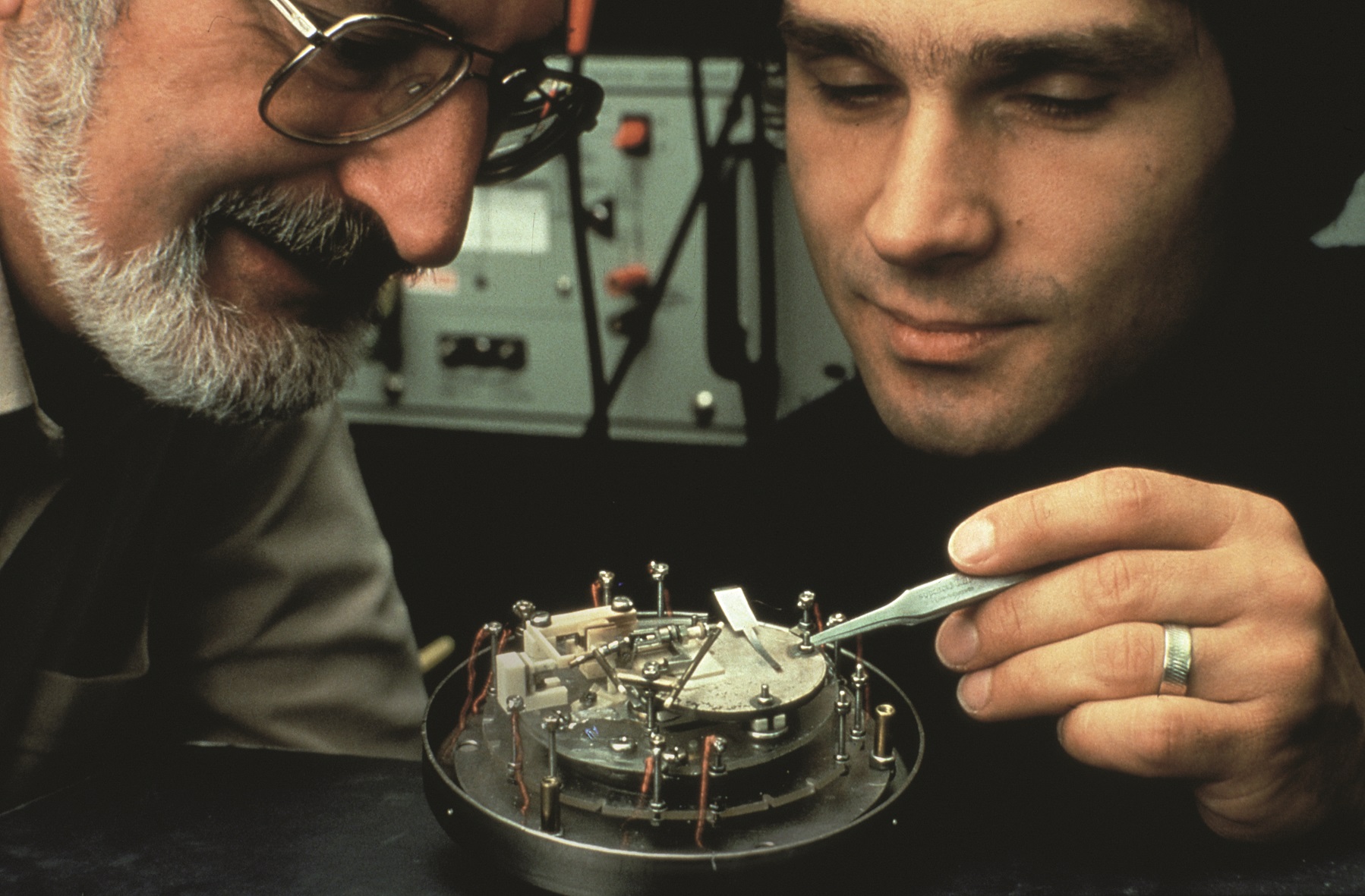 Heinrich Rohrer und Gerd Binnig setzen im IBM-Forschungslabor in Rüschlikon eine Probe in das Rastertunnelmikroskop ein (1986).