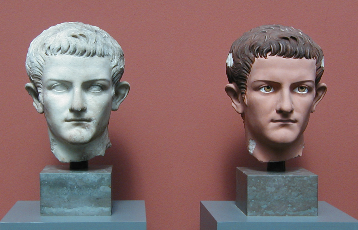 Entgegen der landläufigen Meinung waren antike Statuten farbig: Rechts eine Rekonstruktion einer Büste des römischen Kaisers Caligula in der Ny Carlsberg Glyptotek in Kopenhagen. 