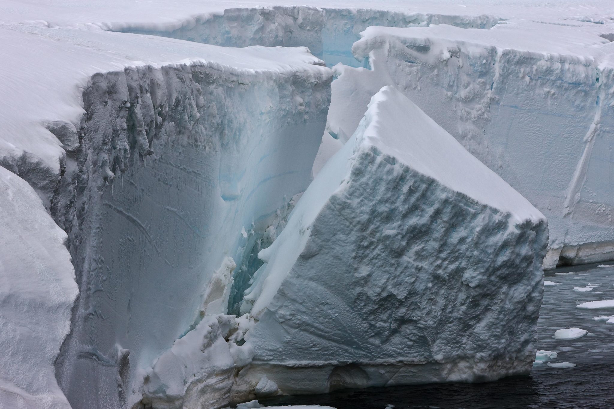 An der antarktischen Küste zerbricht Schelfeis. Und mit ihm der Schutzschild für die Gletscher im Landesinneren.