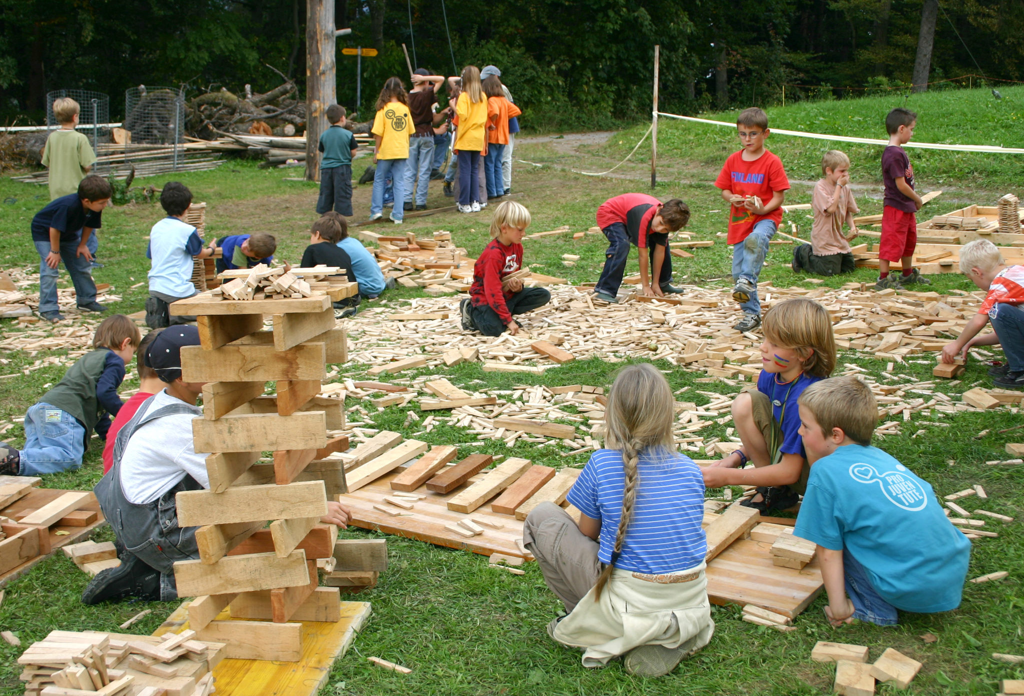 Kinder in einem Ferienlager spielen mit Holz