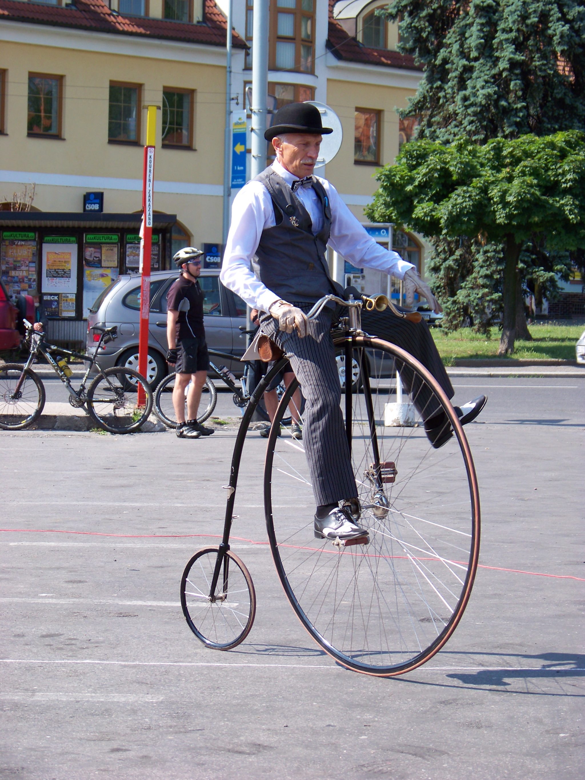 Wacklige Angelegenheit: Vom Hochrad fällt man weit hinunter. Etwa 200'000 solche Zweiräder wurden zwischen 1870 bis 1892 hergestellt.