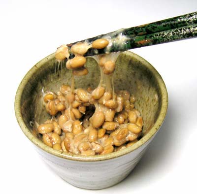 Gegorene Sojabohnen, genannt Nattō. Die Bohnen werden erst gekocht und danach mithilfe eines Bakteriums fermentiert.