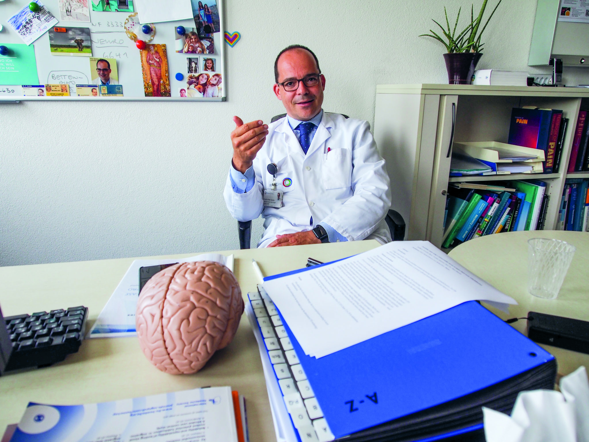 Der Neurologe Peter Sandor in seinem Büro. Er behandelt zum Beispiel Kopfweh-Patienten mit Hypnose.