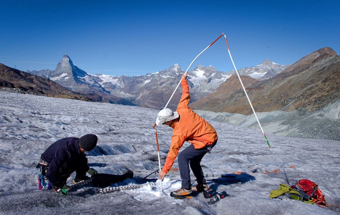 Forschende setzen einen Massenbilanzpegel auf dem Findelgletscher. So finden sie heraus, wie sich das Gletschervolumen über das Jahr verändert.