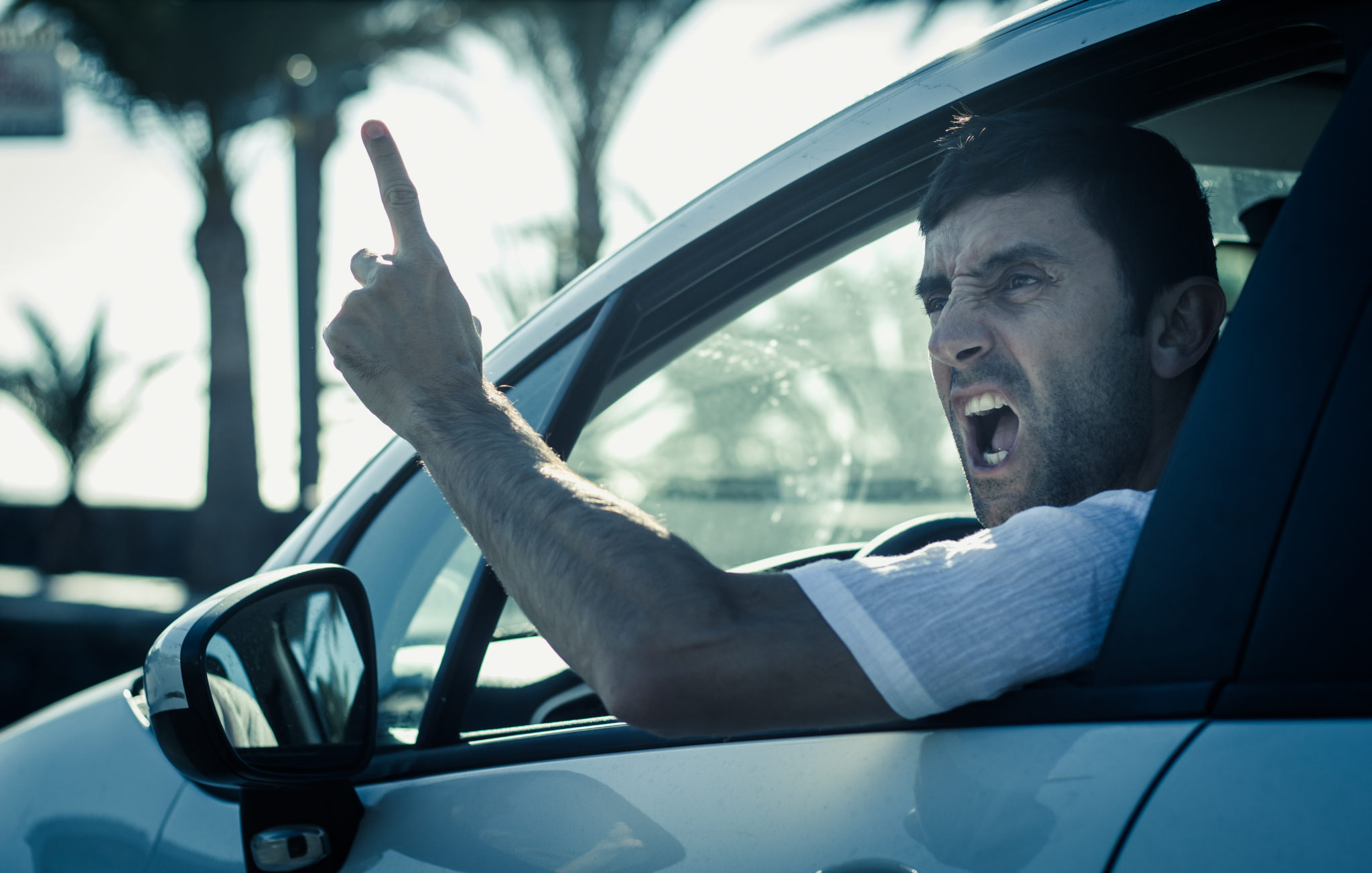 Wütender Autofahrer schreit aus offenem Fenster