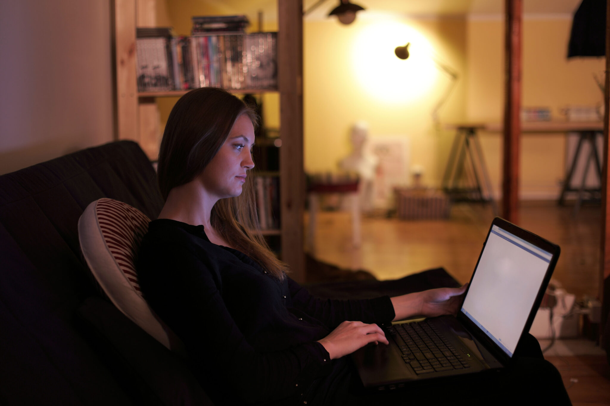 Abends auf dem Sofa noch schnell die E-Mails checken? Wer flexibel arbeitet, macht oft unbezahlte Überstunden.