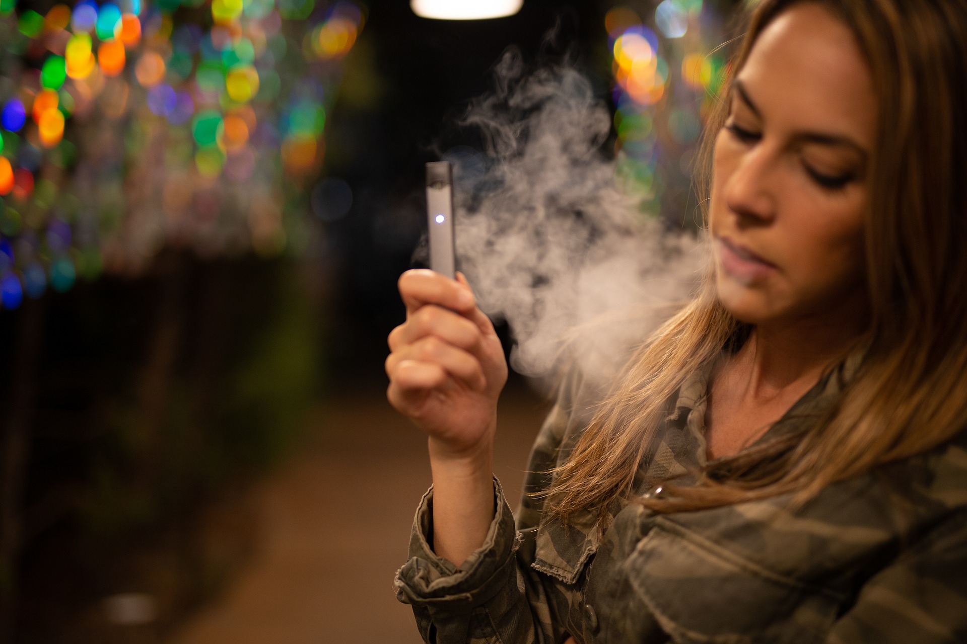 Eine Frau mit E-Zigarette