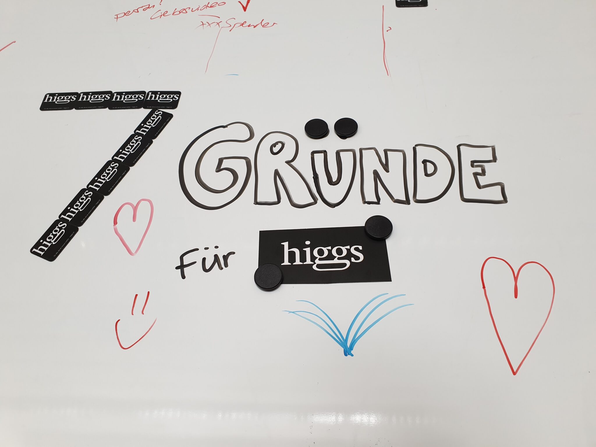 Whiteboard mit higgs Magneten und Schriftzug