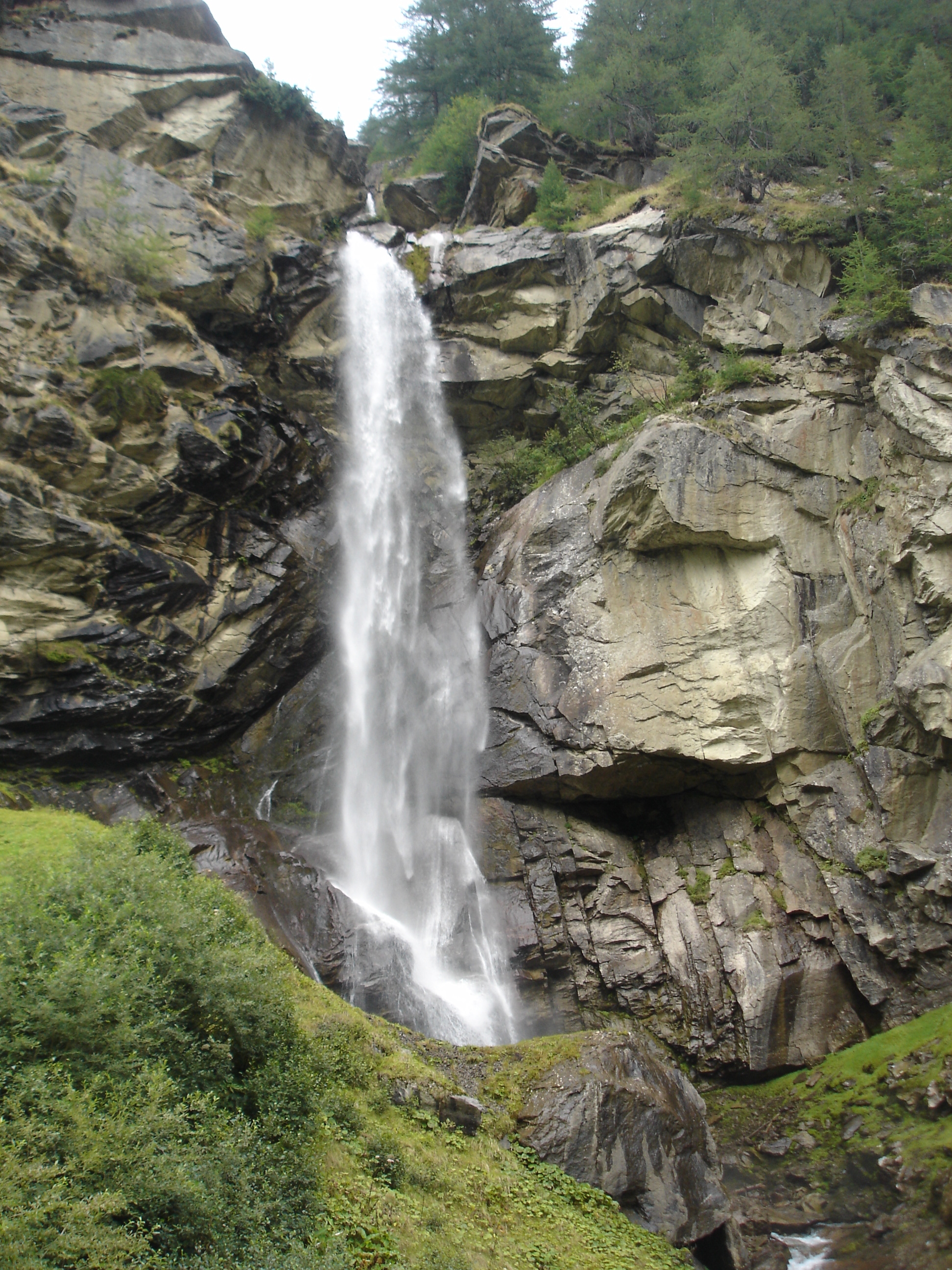 Wasserfall-Kaskade des Fellbachs im Wallis