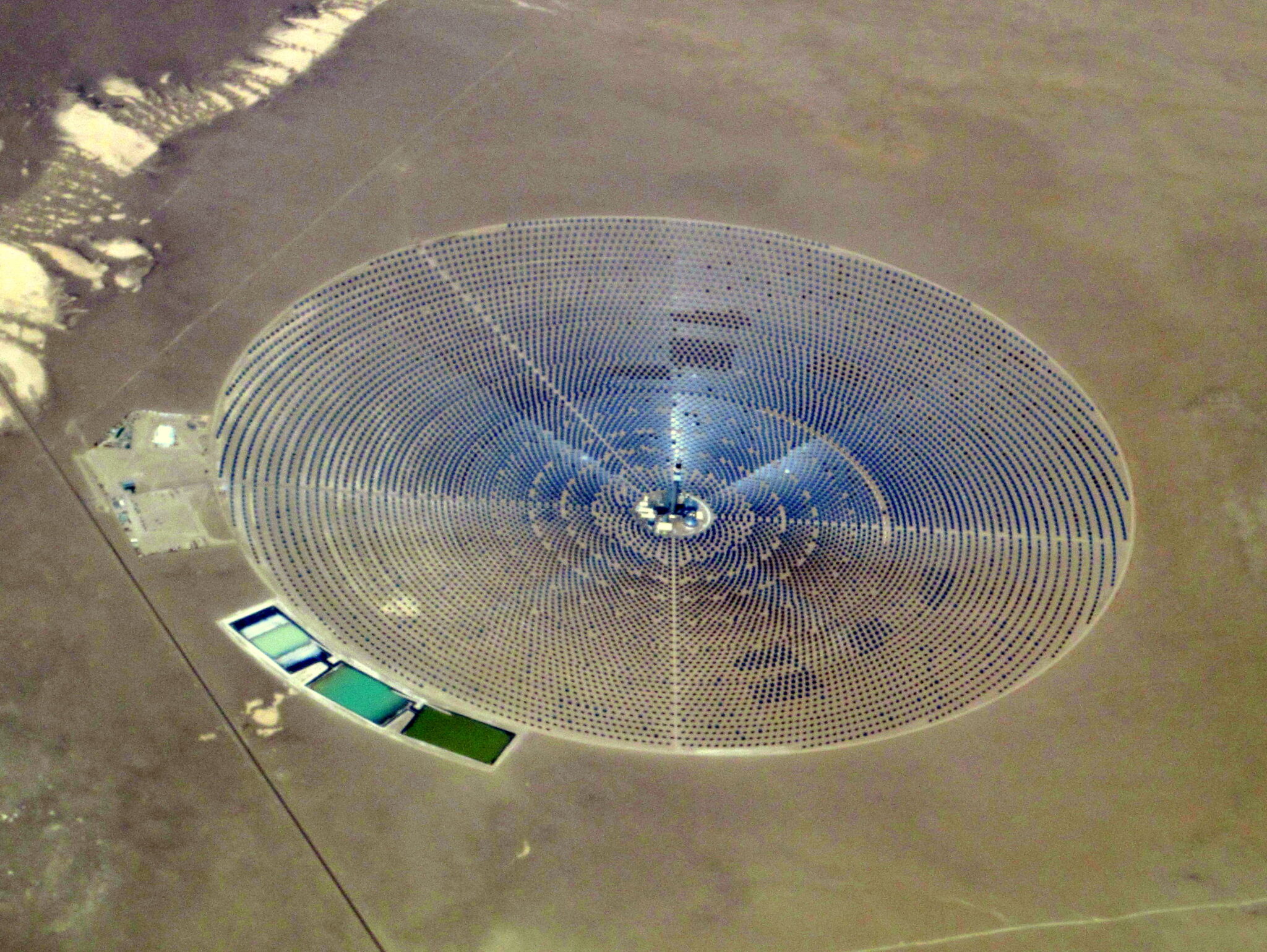Riesiges rundes Solarkraftwerk in der Wüste
