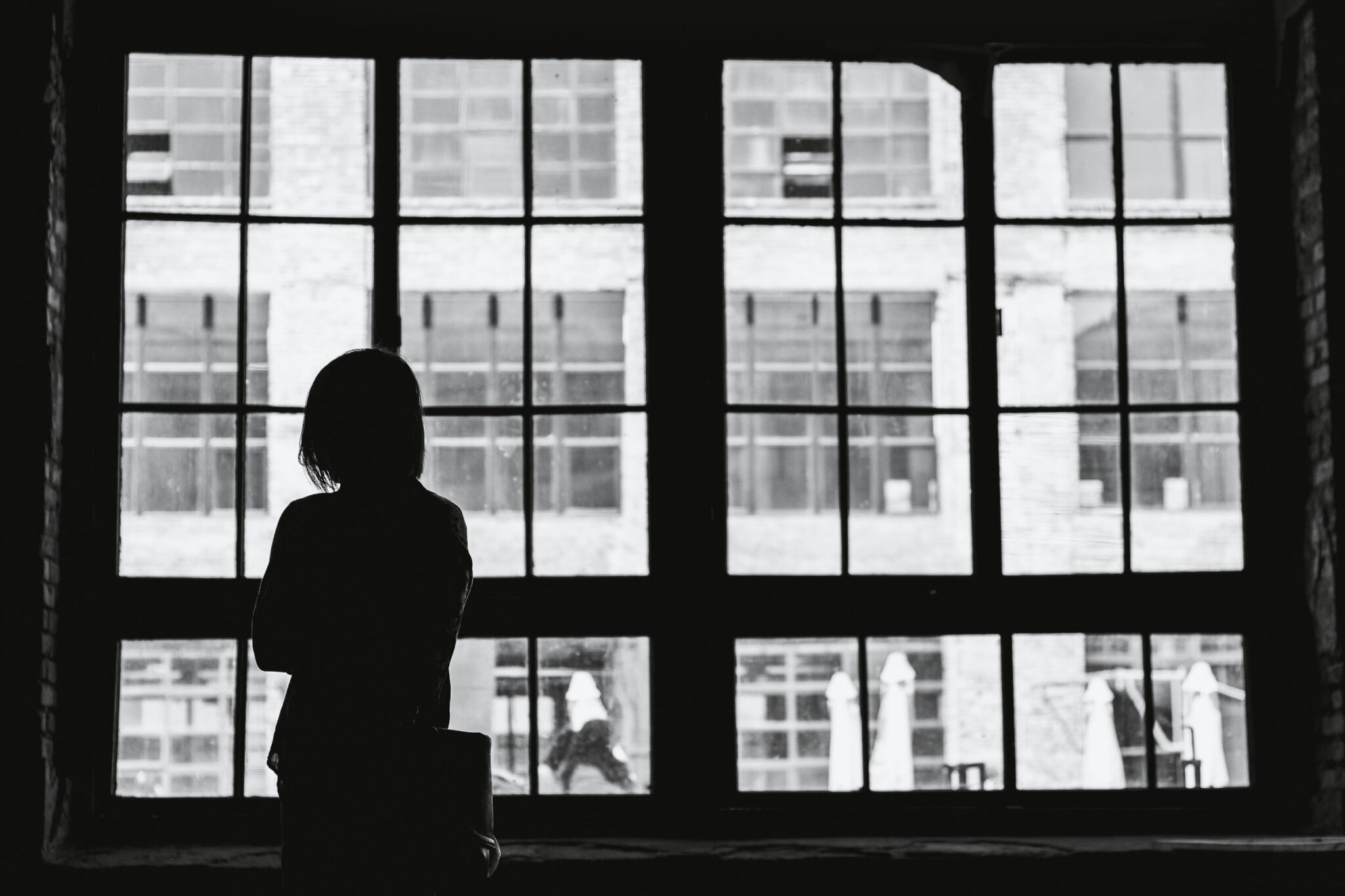 Eine Frau schaut durch ein Fenster.