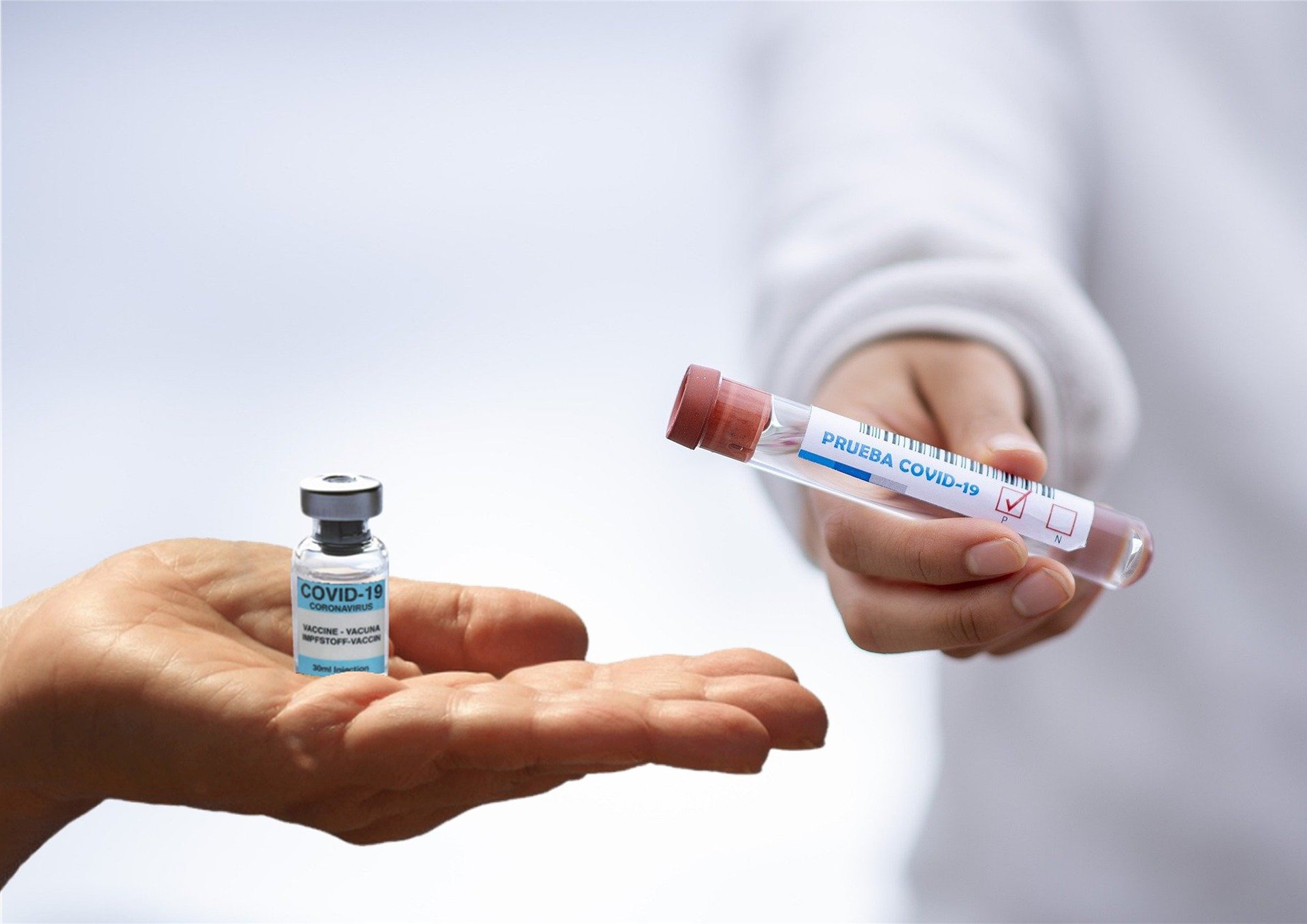 Covid-19 Impfampulle und Test