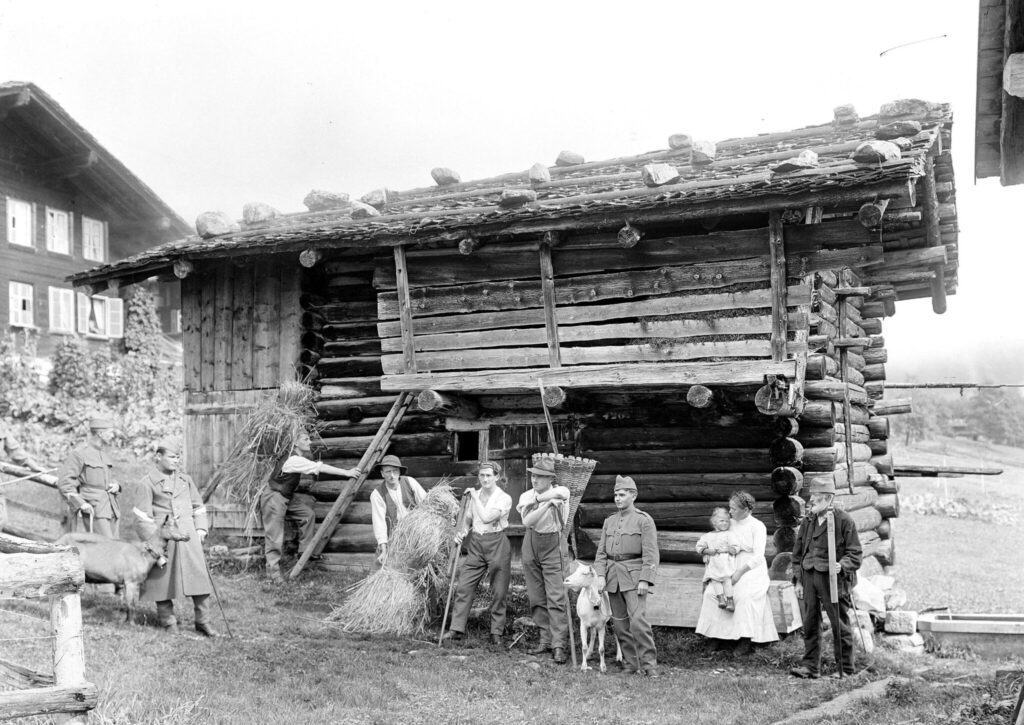 Soldaten mit Ziegen auf einer Alphütte