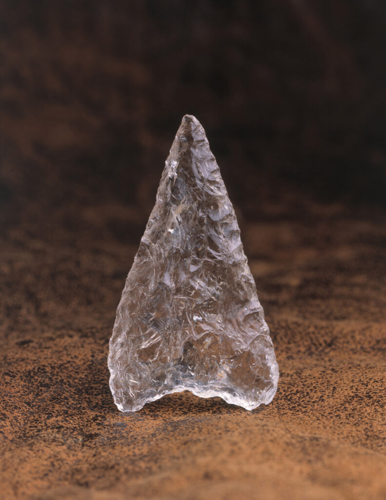Pfeilspitze aus durchsichtigem Bergkristall