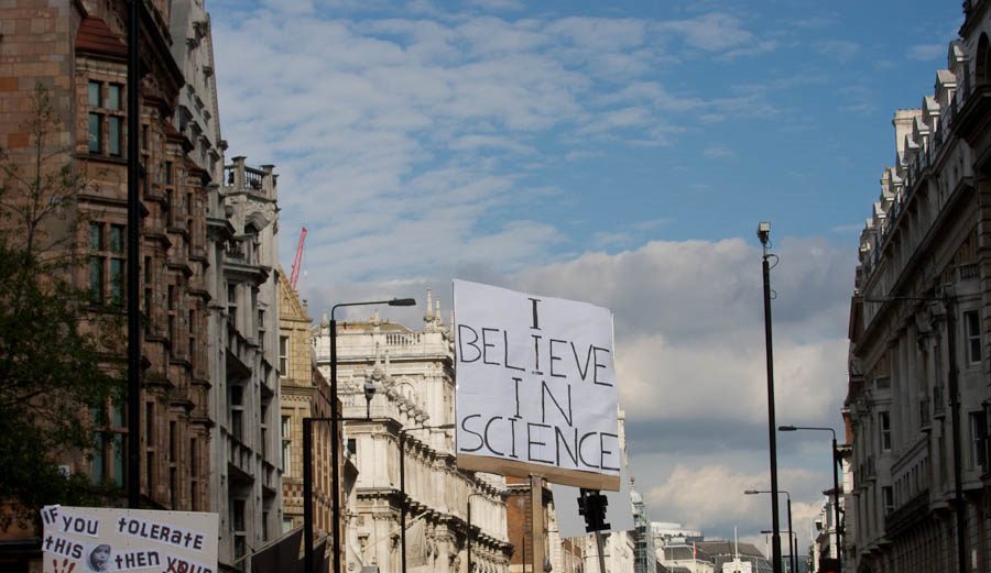 Plakat bei einem Umzug "I believe in Science"