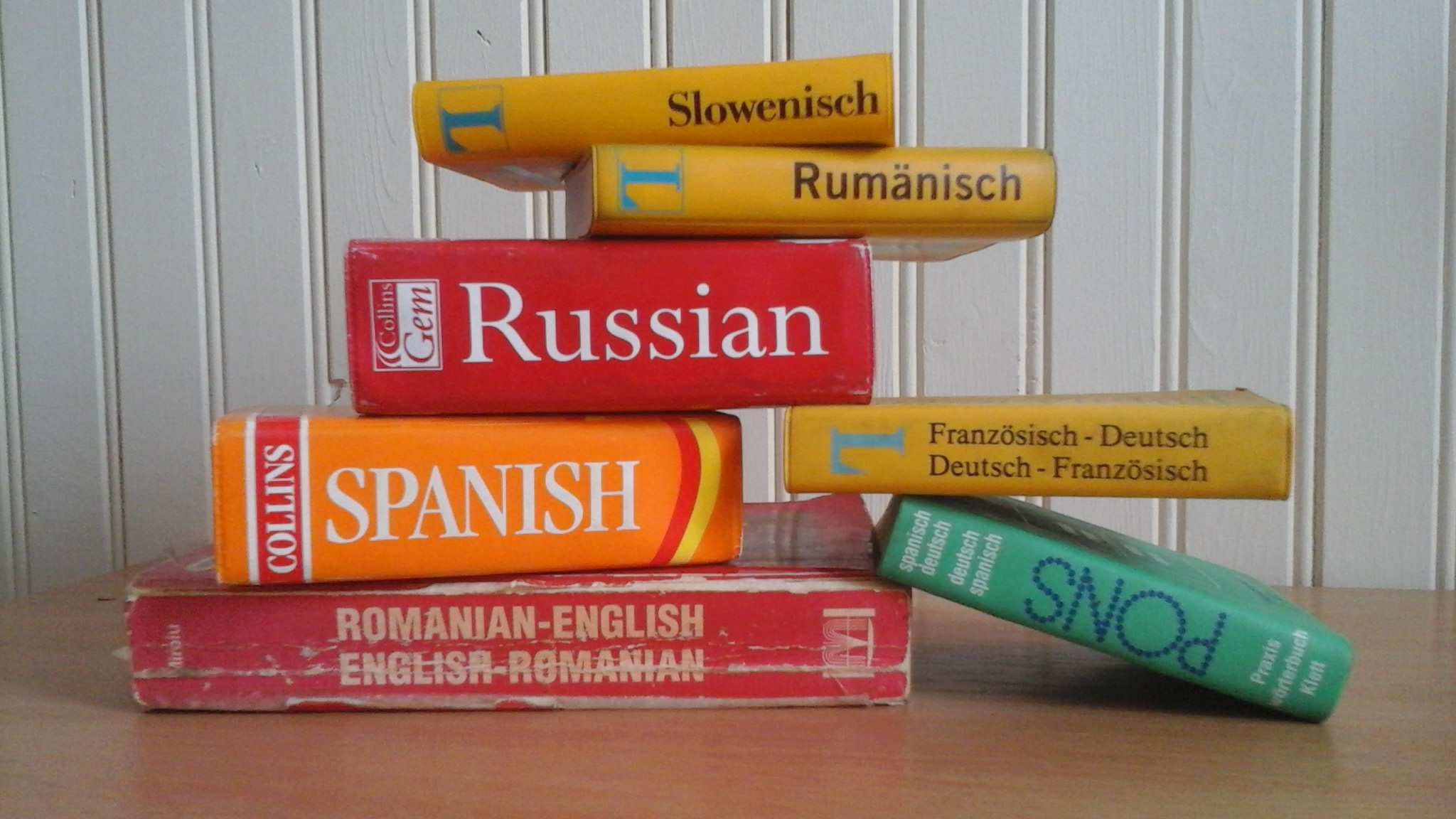 Mehrere Wörterbücher verschiedener Sprachen: Slowenisch, Rumänisch, Russisch, Spanisch, Französisch