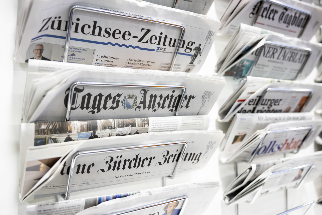 Schweizer Tageszeitungen in einem Zeitschriftenhalter, am Mittwoch, 5. Januar 2022, im Medienzentrum des Bundeshauses in Bern.