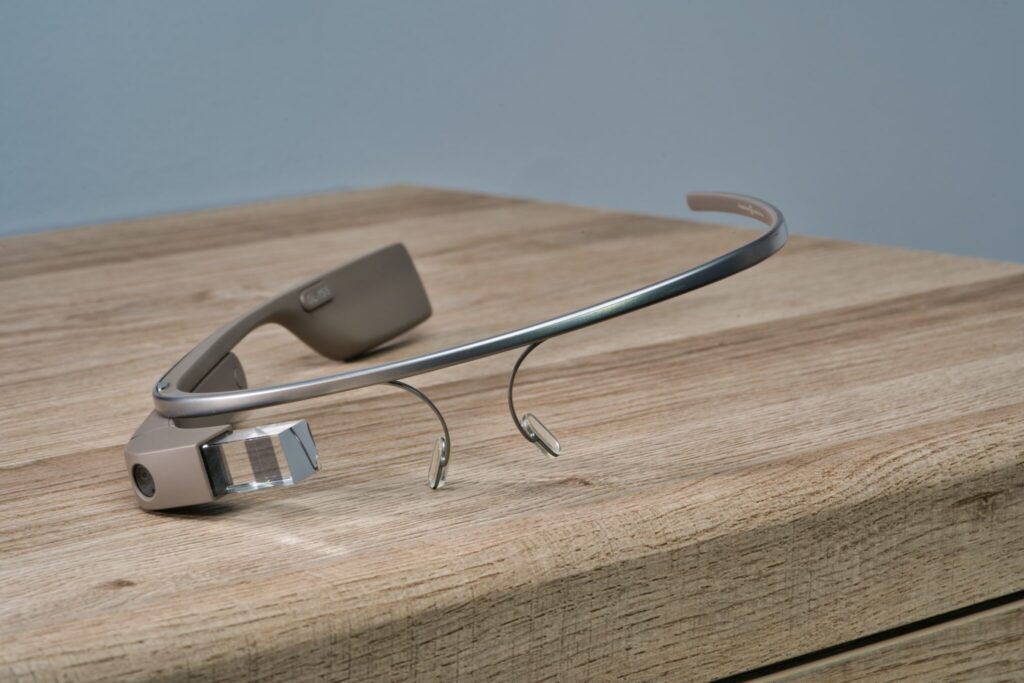 Google Glass, eine AR-Brille mit Kamera und ohne Gläser liegt auf einem Tisch.