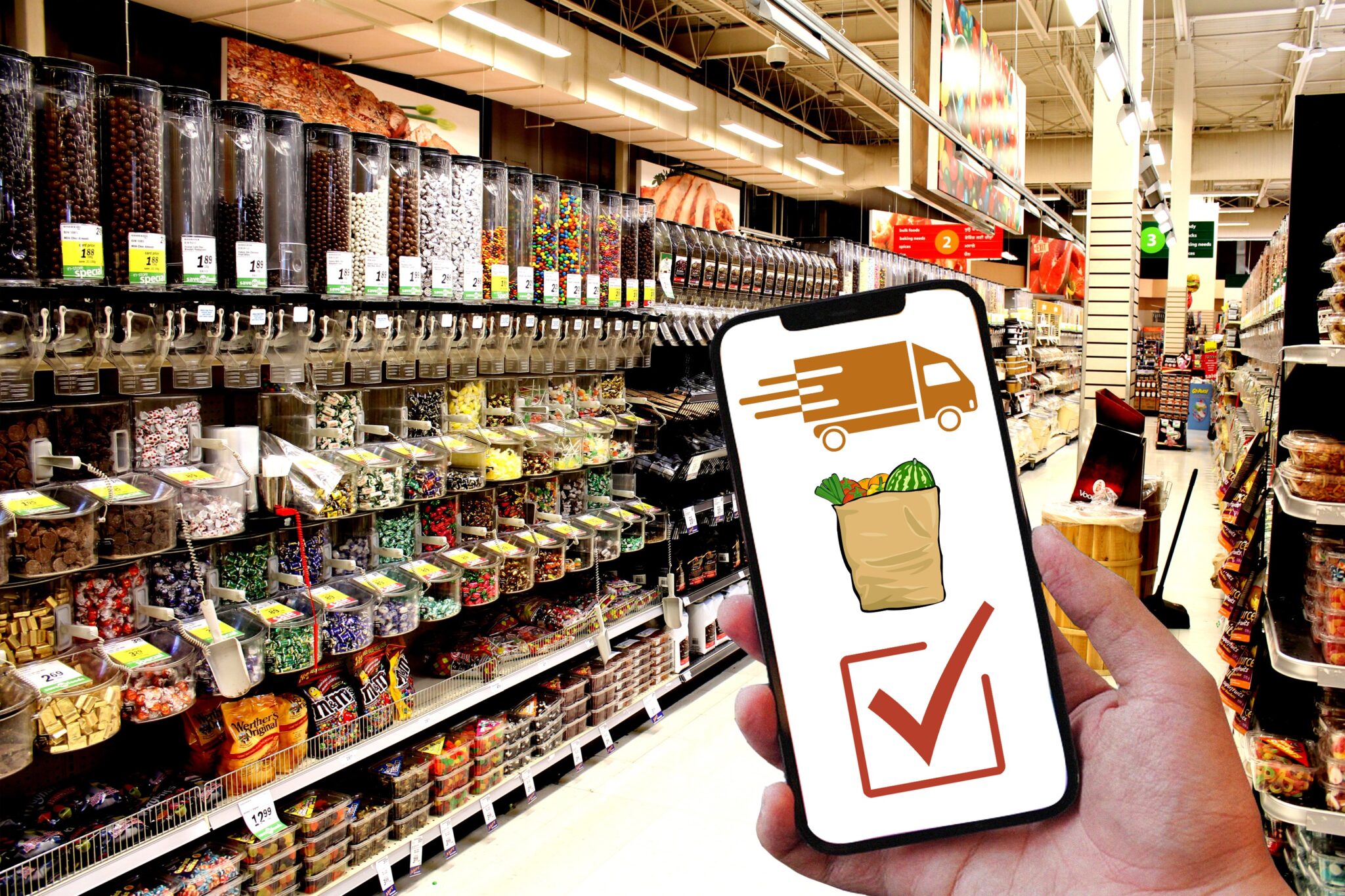 Ein Supermarktregal mit verschiedenen, auch unverpackten Lebensmitteln und ein Handy mit Bestell-App im Vordergrund.