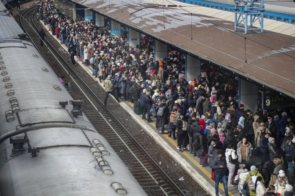 Menschenmassen an einem Bahnsteig in Kiew.