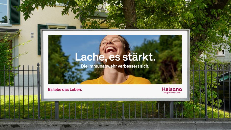 Das Plakat der Helsana-Kampagne "Lache, es stärkt. Die Immunabwehr verbessert sich." mit einer lachenden Frau drauf.