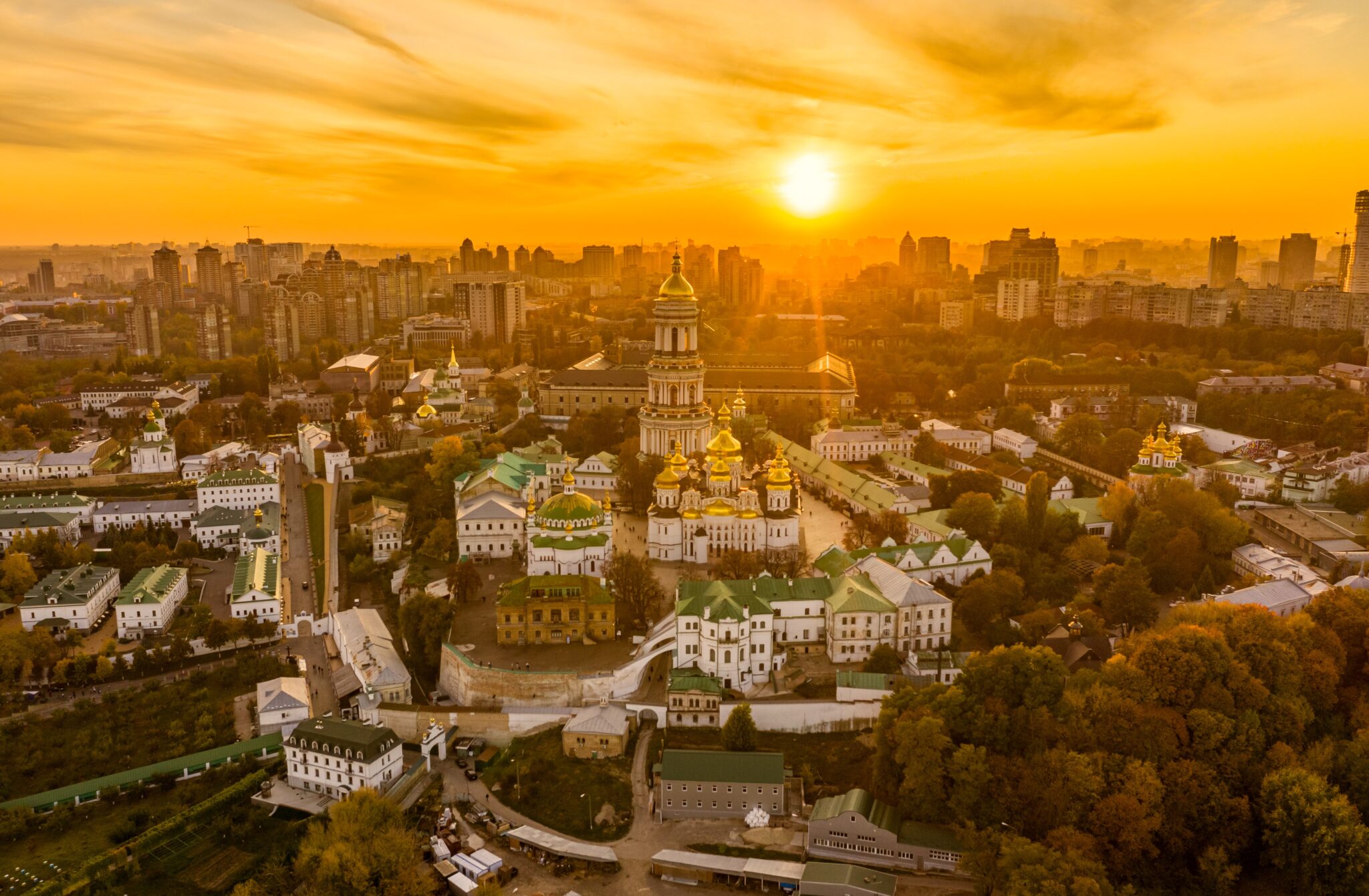 Stadtpanorama Kyjiv im goldenen Sonnenauf- oder -untergang mit Stadtpanorama im Hintergrund.