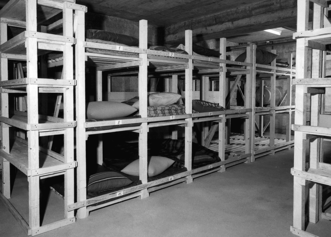 Schwarzweissbild eines Zivilschutzraums mit Stockbetten.