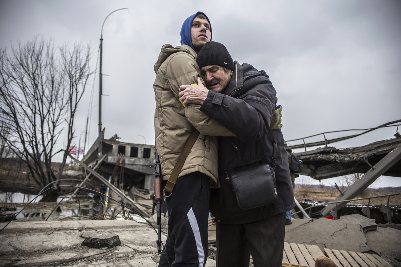 Kriegsopfer vor einer zerstörten Brücke im ukrainischen Irpin.