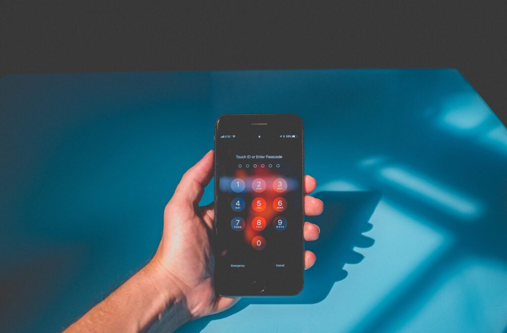 Ein Handy mit einem Entsperrbildschirm, mit einer Zahlenkombination.