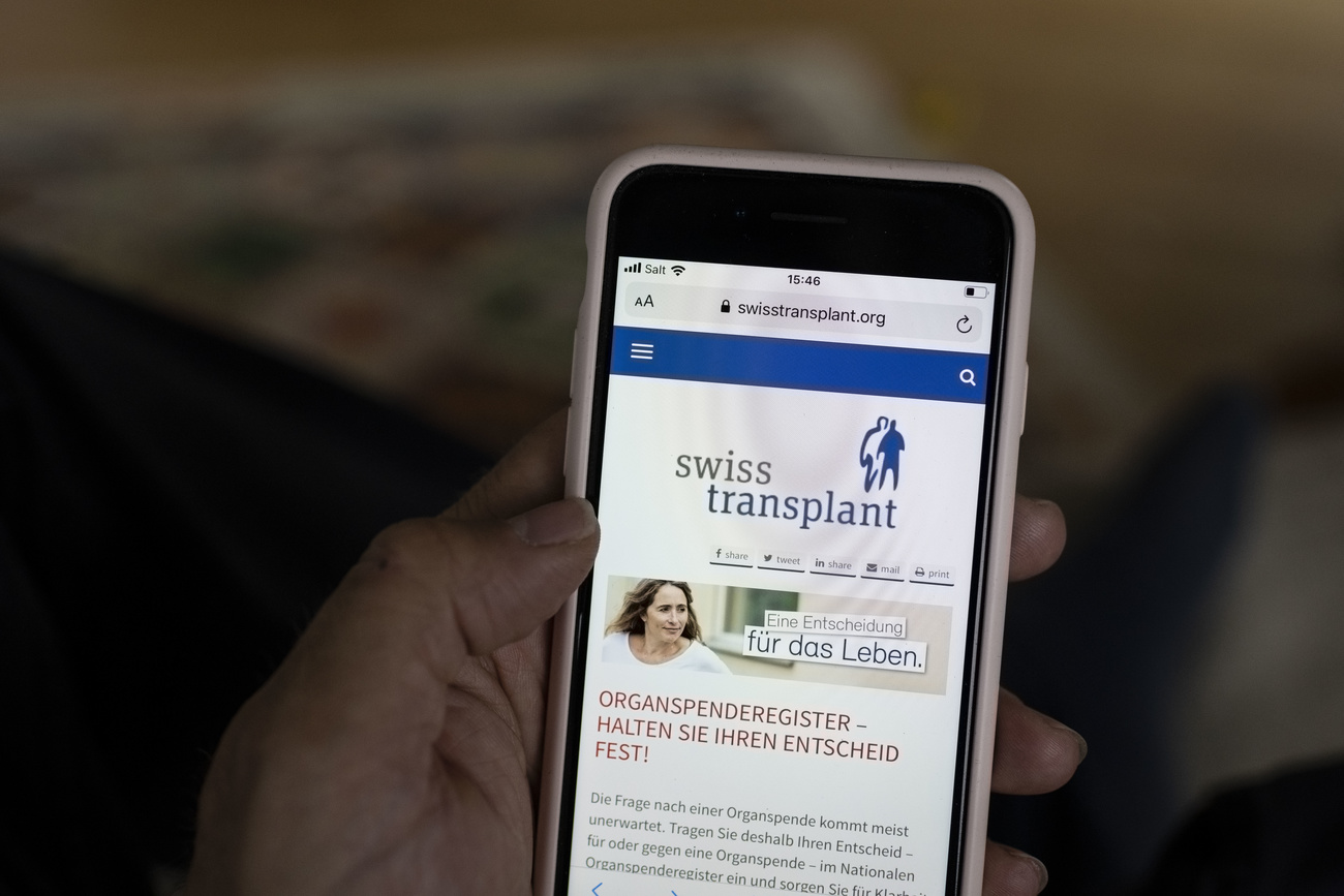 Ein Mobiltelefon zeigt die Homepage von Swisstransplant an